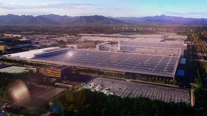 全新EQE開啟奔馳電動新紀元，百年豪華品牌如何突破科技次元壁？